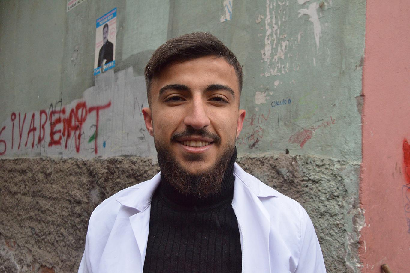 Karnesinde zayıf notu olan çocuklar tıraş edilerek sevindirildi Karnesinde zayıf notu olan çocuklar tıraş edilerek sevindirildi